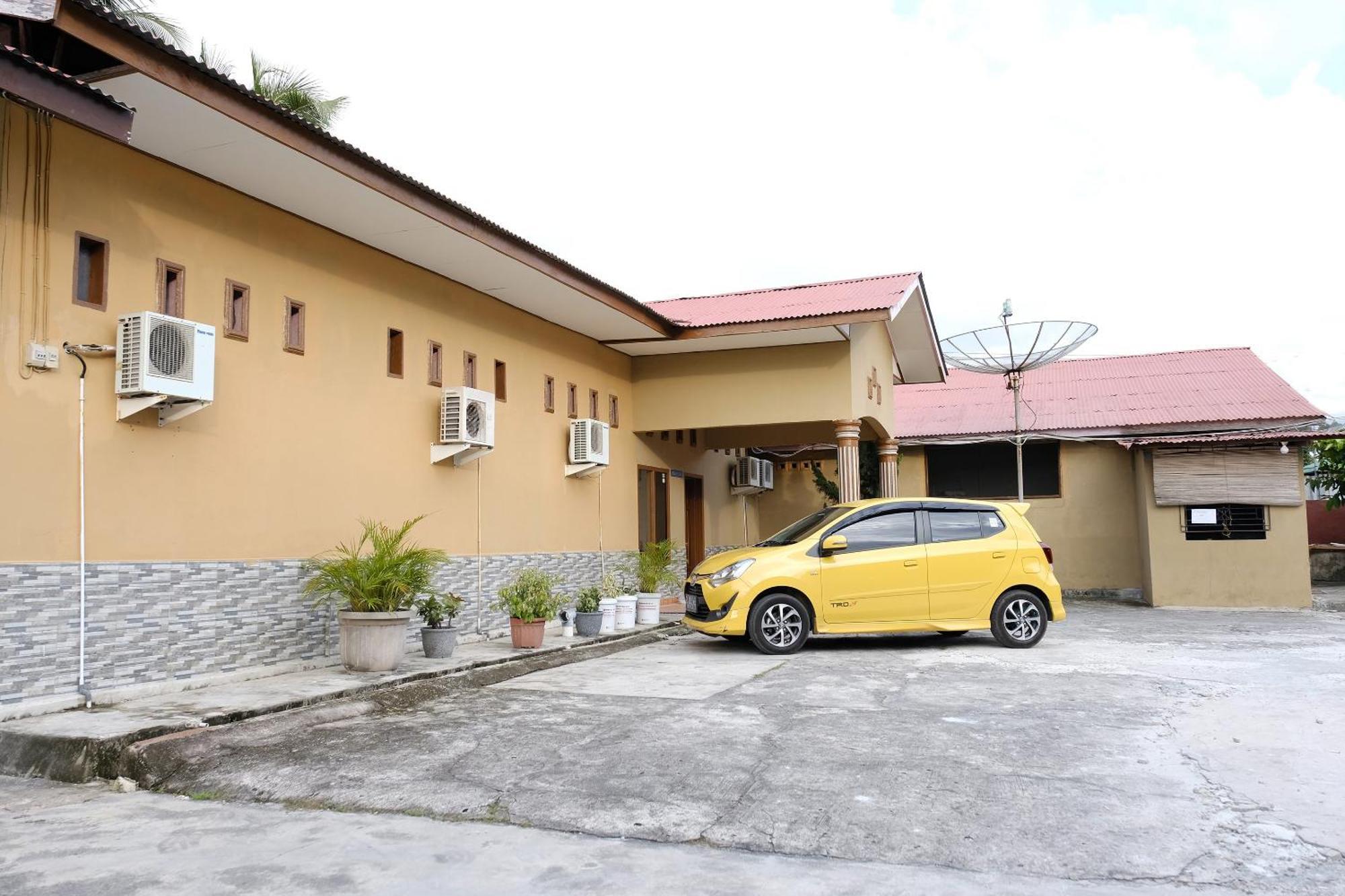 Hotel Oyo 2766 Kezia Kost Tanjung Pandan Exterior foto