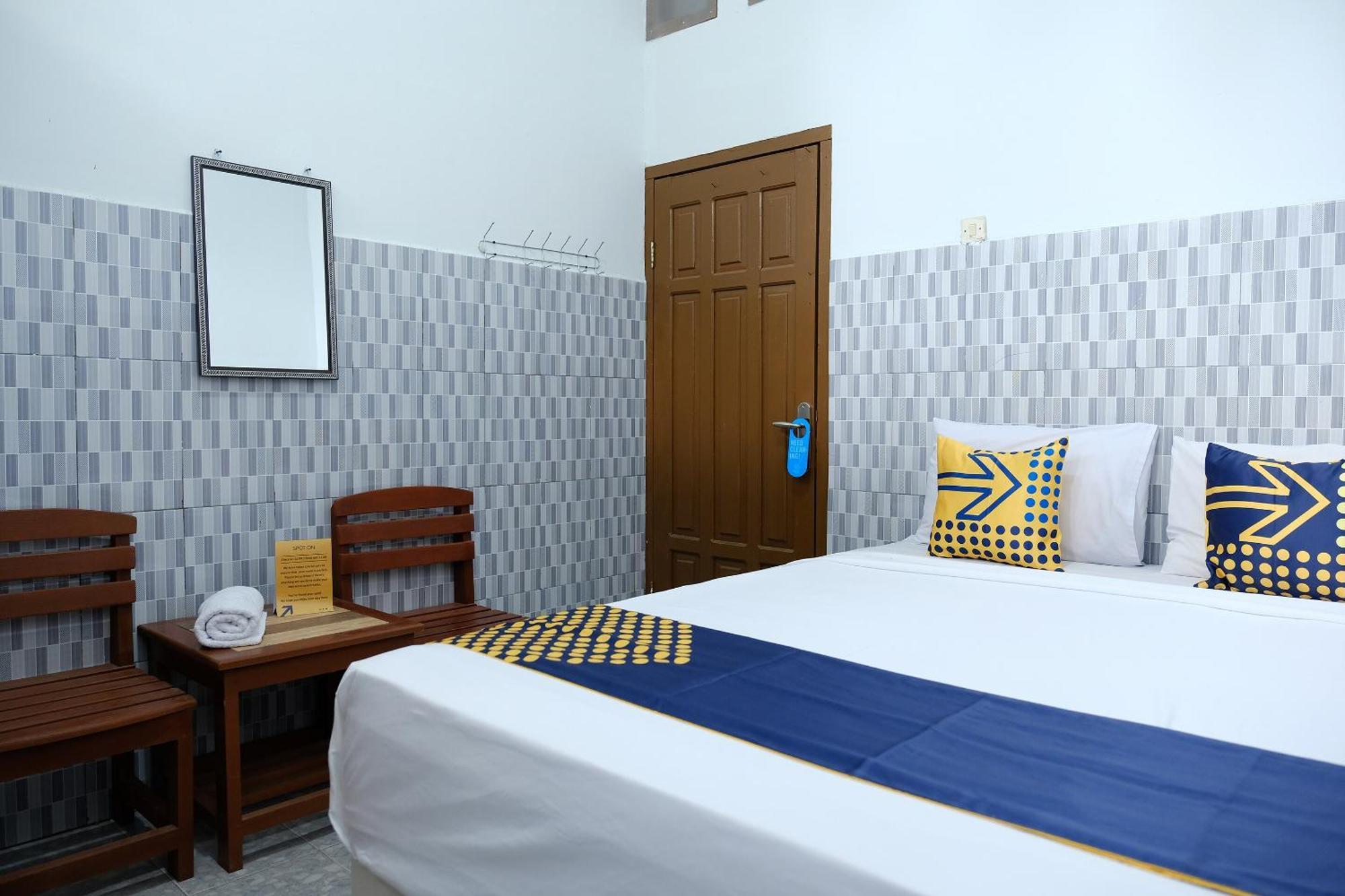Hotel Oyo 2766 Kezia Kost Tanjung Pandan Exterior foto