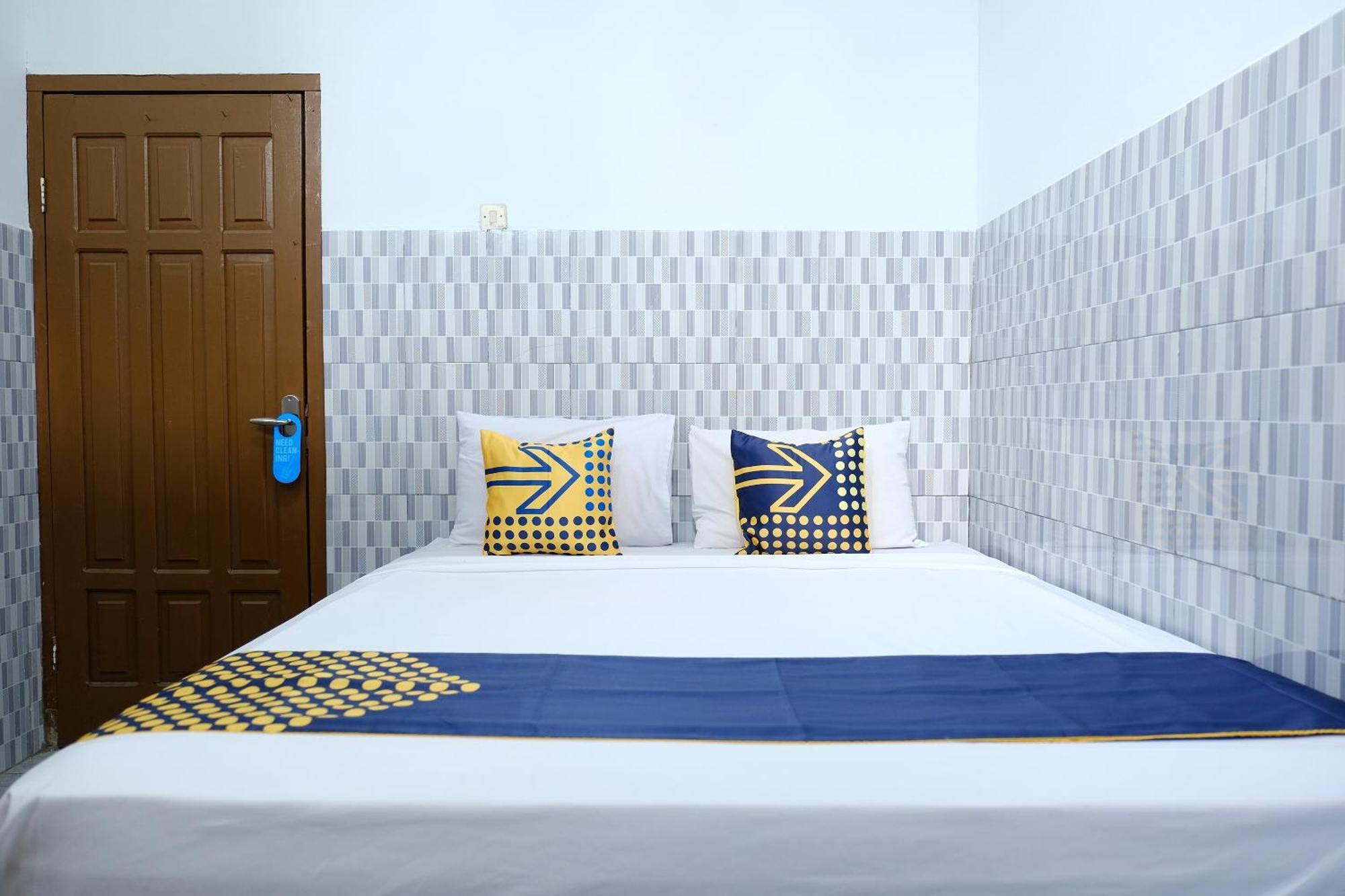Hotel Oyo 2766 Kezia Kost Tanjung Pandan Exterior foto