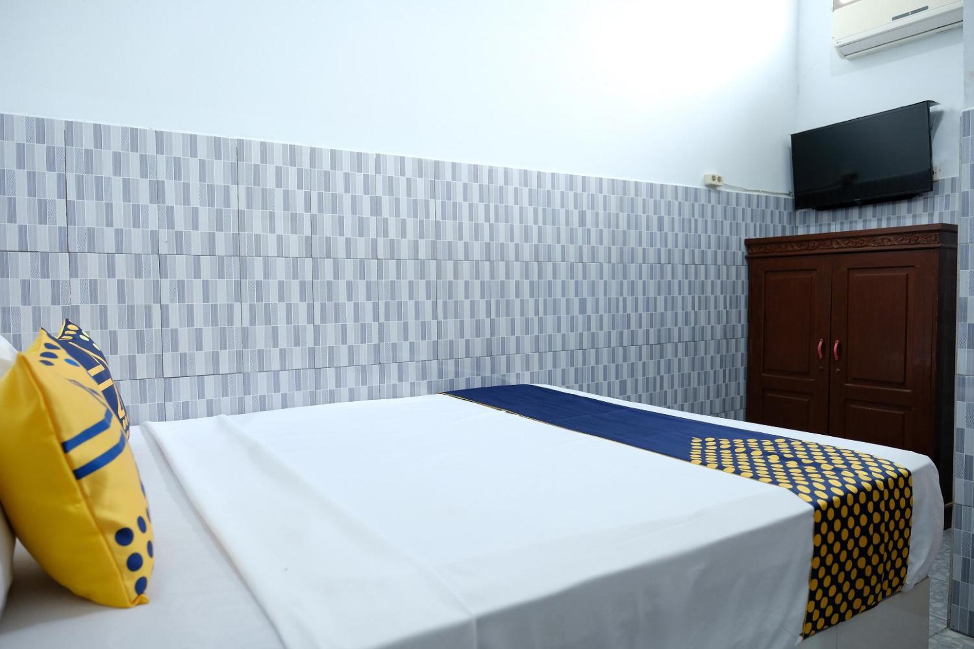 Hotel Oyo 2766 Kezia Kost Tanjung Pandan Exterior foto