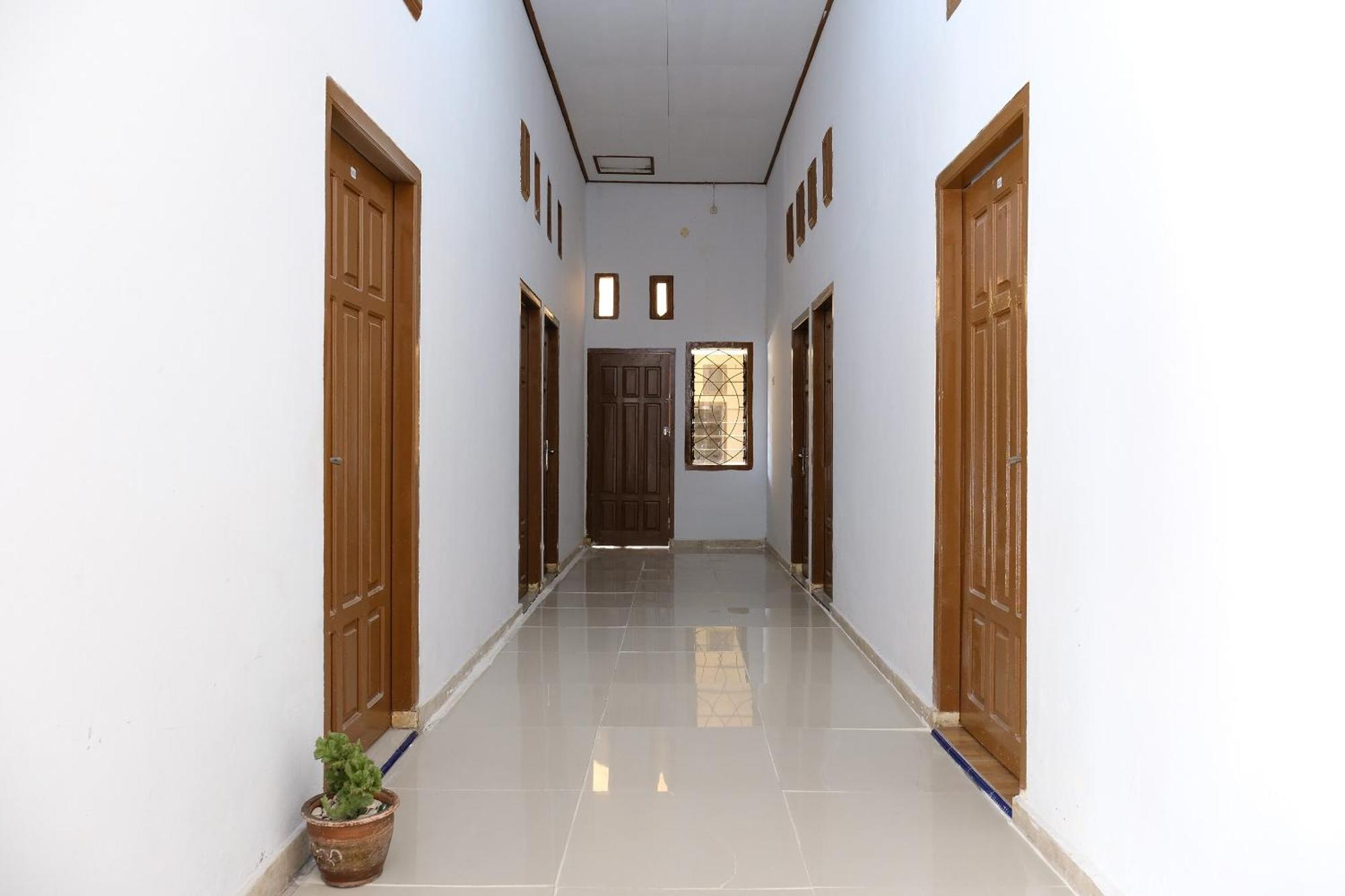 Hotel Oyo 2766 Kezia Kost Tanjung Pandan Exterior foto