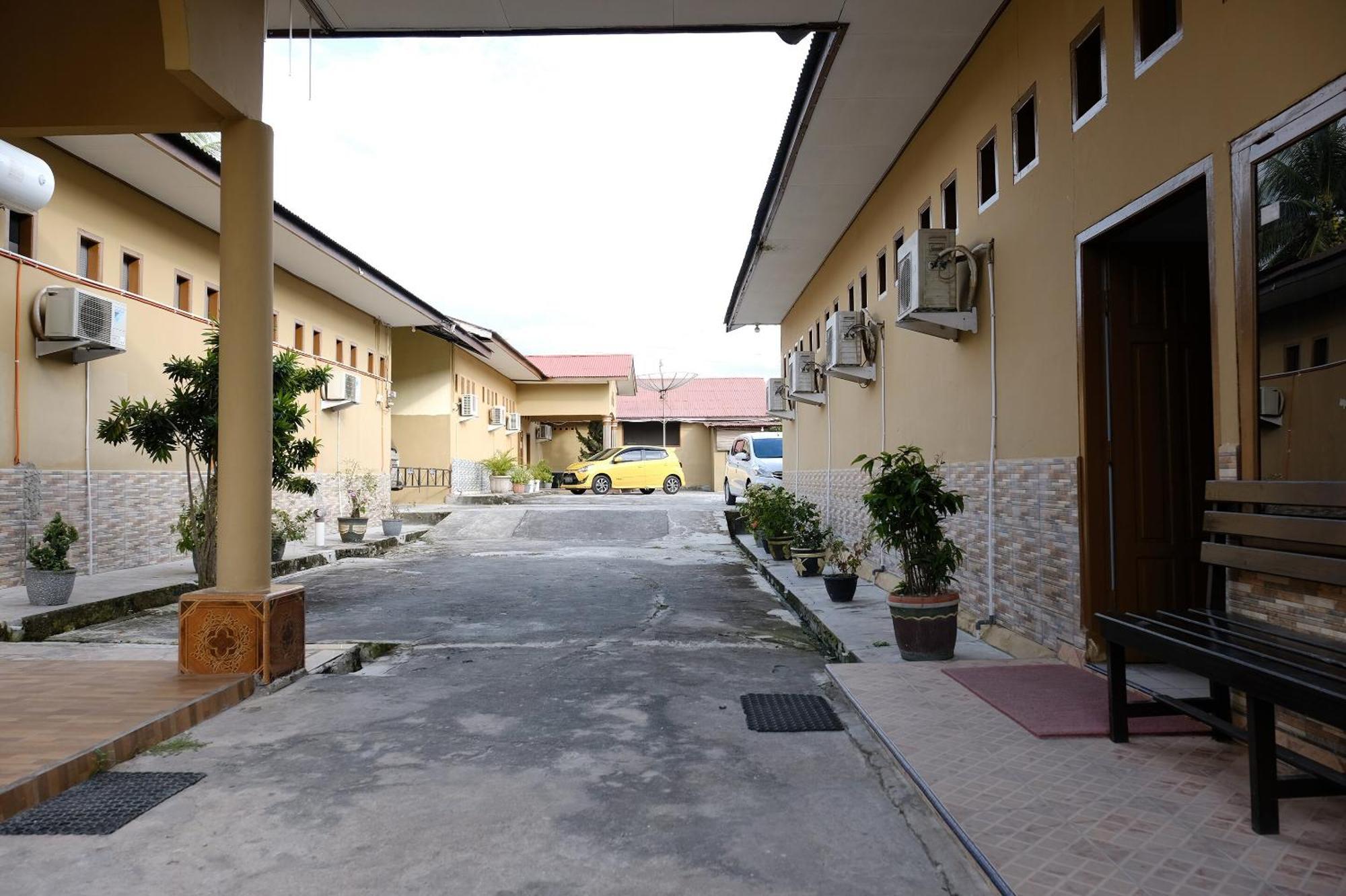 Hotel Oyo 2766 Kezia Kost Tanjung Pandan Exterior foto