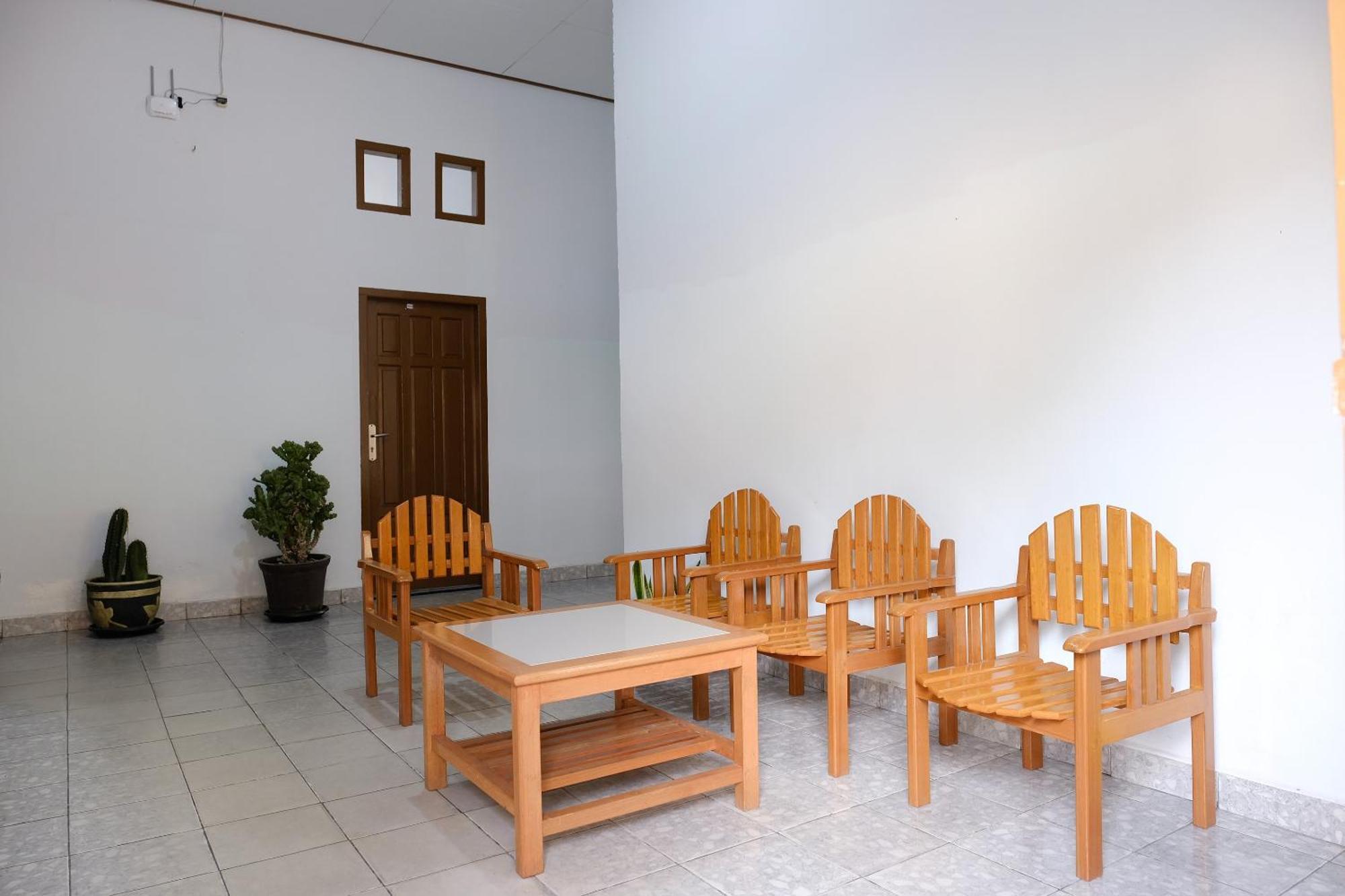 Hotel Oyo 2766 Kezia Kost Tanjung Pandan Exterior foto