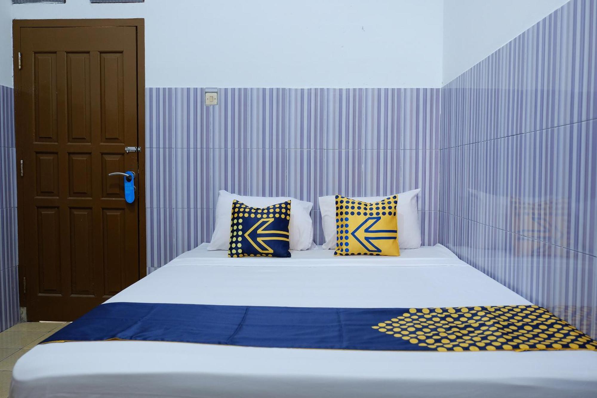 Hotel Oyo 2766 Kezia Kost Tanjung Pandan Exterior foto
