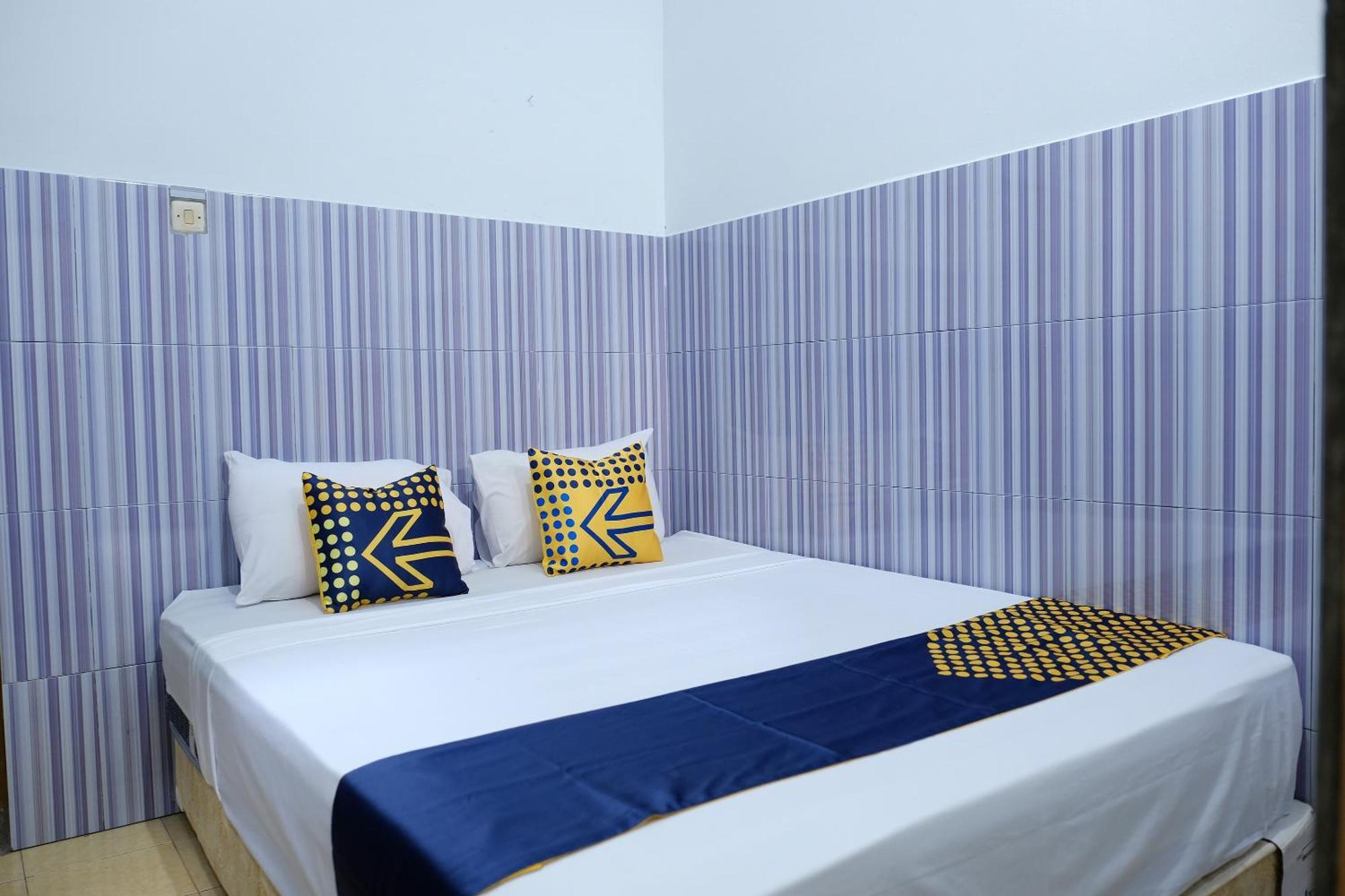 Hotel Oyo 2766 Kezia Kost Tanjung Pandan Exterior foto