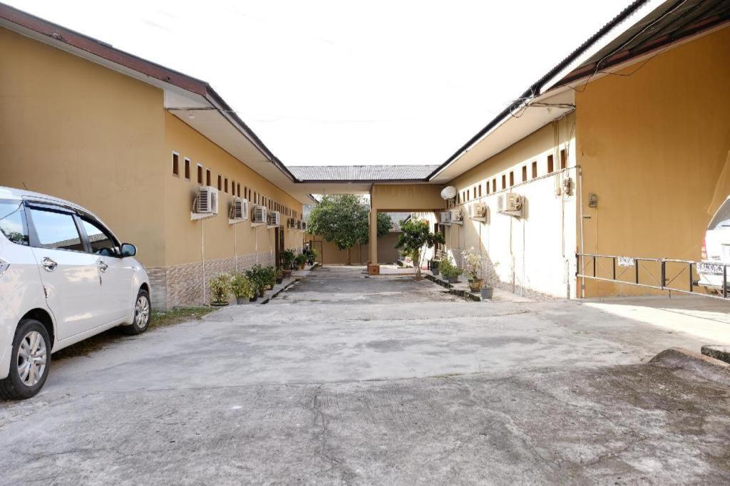 Hotel Oyo 2766 Kezia Kost Tanjung Pandan Exterior foto
